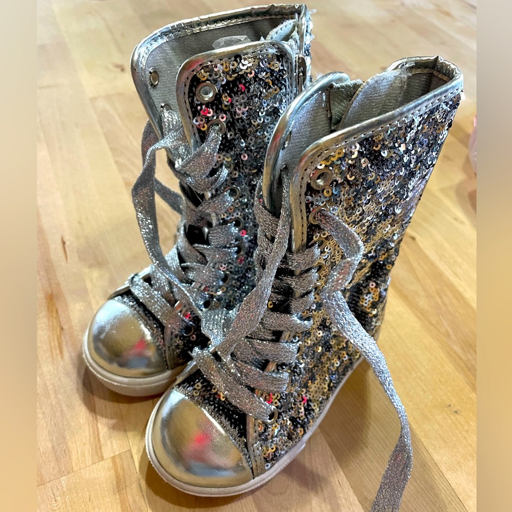 Little girls “gotta flurt” boots!